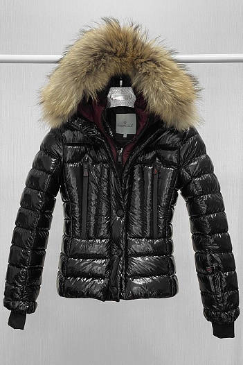 Женская чёрная куртка Moncler с меховым капюшоном   