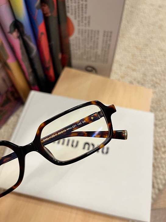 Женские очки MIU MIU с леопардовой оправой