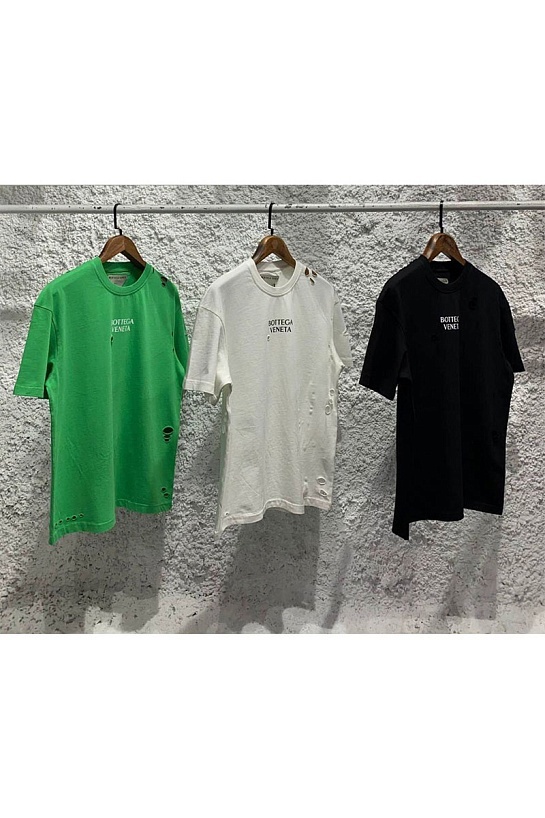 Чёрная оверсайз футболка Bottega Veneta с рваной отделкой