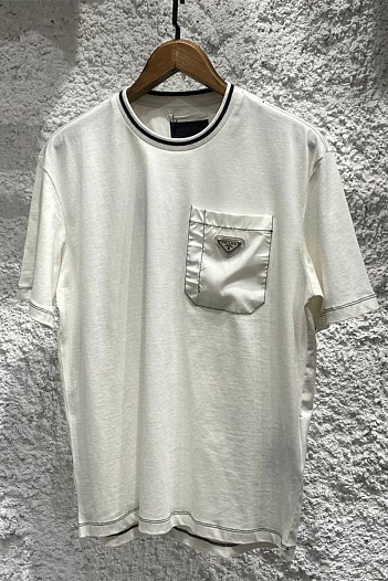 Белая оверсайз футболка Prada triangle logo chest pocket   