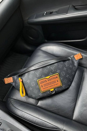 Кожаная сумка на пояс Louis Vuitton Discovery Monogram Eclipse 37х14х13 см   