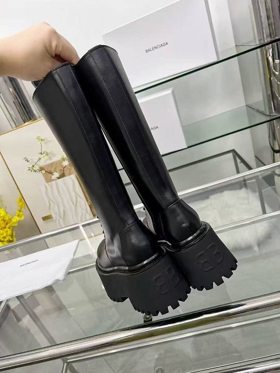 Женские кожаные сапоги на шнуровке Balenciaga чёрного цвета
