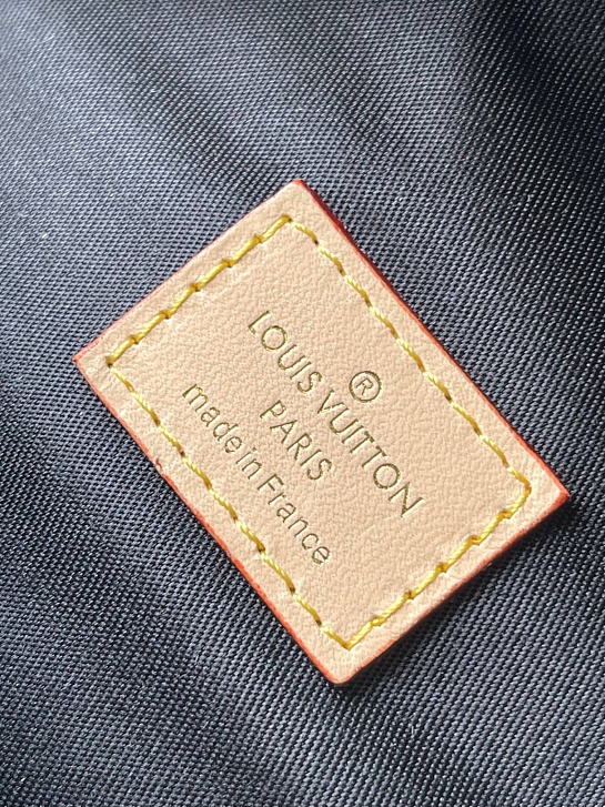 Кожаная сумка на пояс Louis Vuitton Bumbag Monogram Premium 37x14x13 см