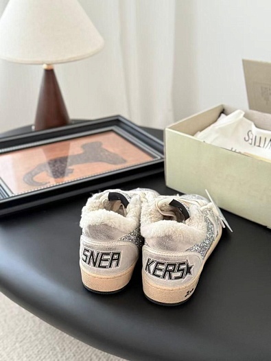 Женские кроссовки с мехом Golden Goose   