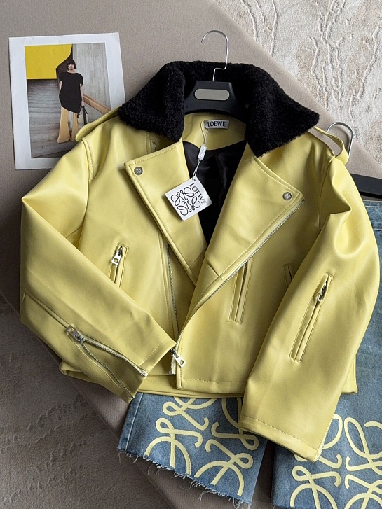 Женская кожаная куртка жёлтого цвета Loewe