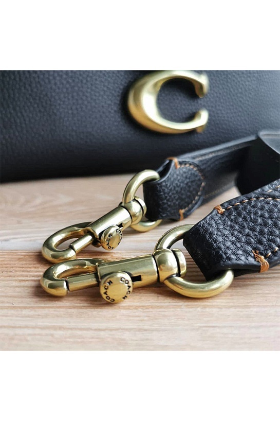 Кожаная сумка чёрного цвета Coach May 31x23 см