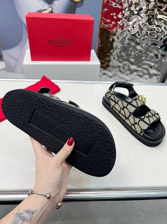 Женские кожаные сандалии Valentino Rockstud