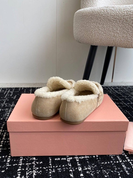 Женские бежевые лоферы с мехом MIU MIU
