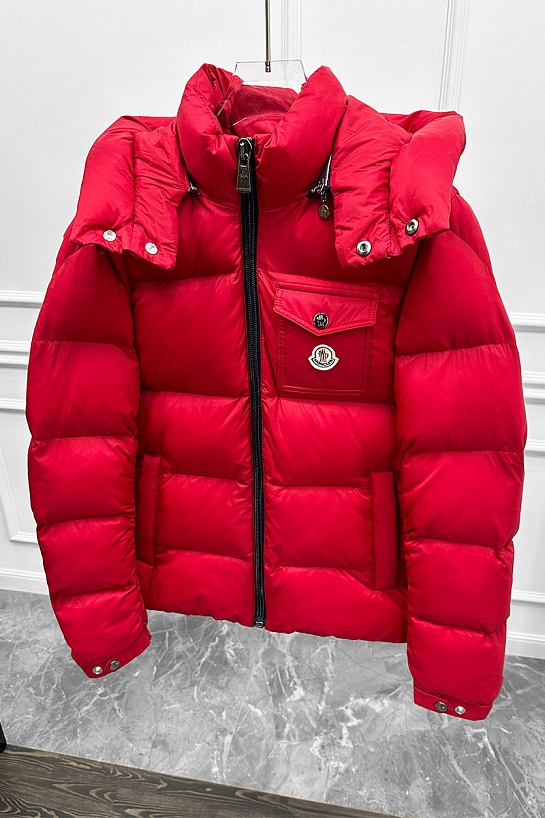 Мужской пуховик Moncler красного цвета
