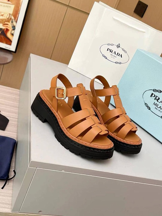 Женские кожаные сандалии на платформе Prada Fisherman
