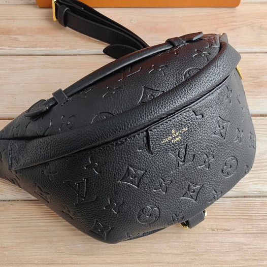 Кожаная сумка на пояс Louis Vuitton Monogram Embossed 28x14 см   