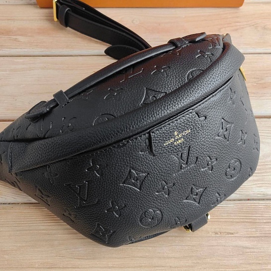 Кожаная сумка на пояс Louis Vuitton Monogram Embossed 28x14 см