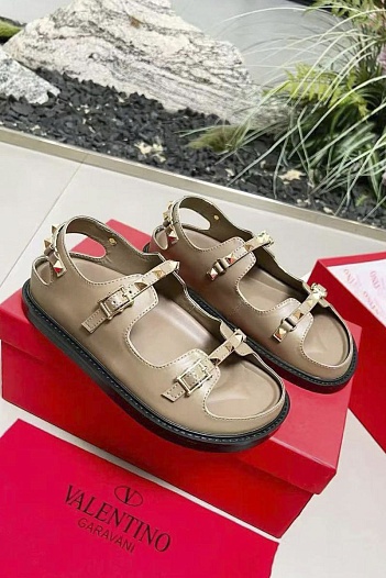 Женские кожаные сандалии Valentino Rockstud   
