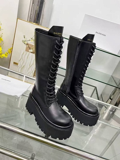 Женские кожаные сапоги на шнуровке Balenciaga чёрного цвета   