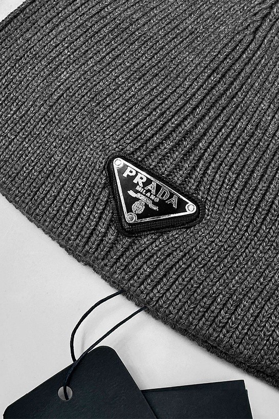 Мужская шапка Prada серого цвета