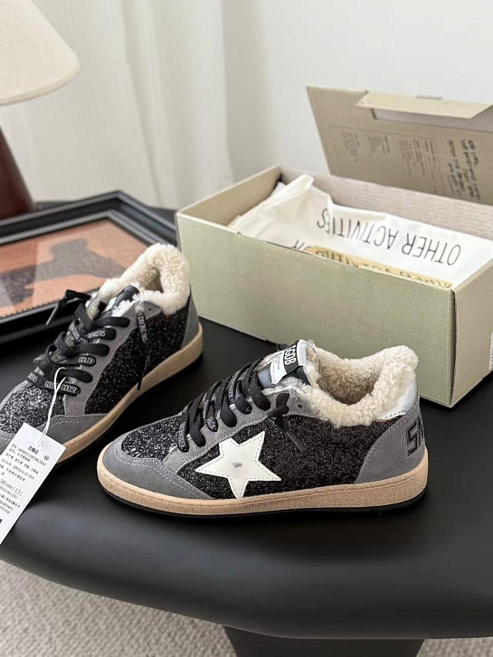 Женские кроссовки с мехом Golden Goose