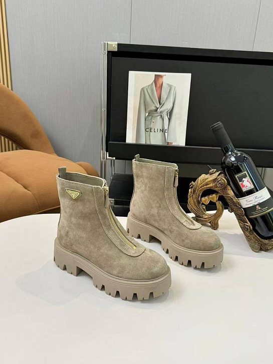 Женские замшевые сапоги Prada