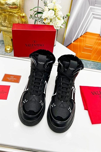 Чёрные кожаные кроссовки с мехом Valentino "VLTN"   