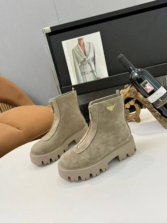 Женские замшевые сапоги Prada