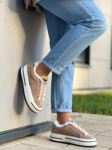 Женские замшевые кроссовки с мехом Dior   