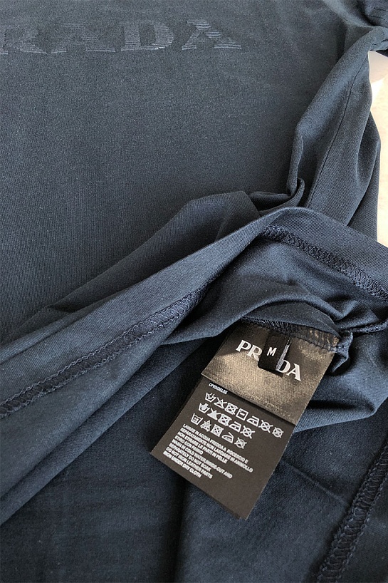 Тёмно-синяя мужская футболка Prada embossed logo