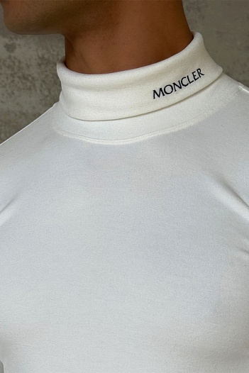 Утеплённая водолазка Moncler белого цвета   