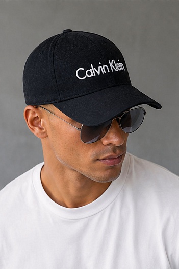 Чёрная брендовая бейсболка Calvin Klein   