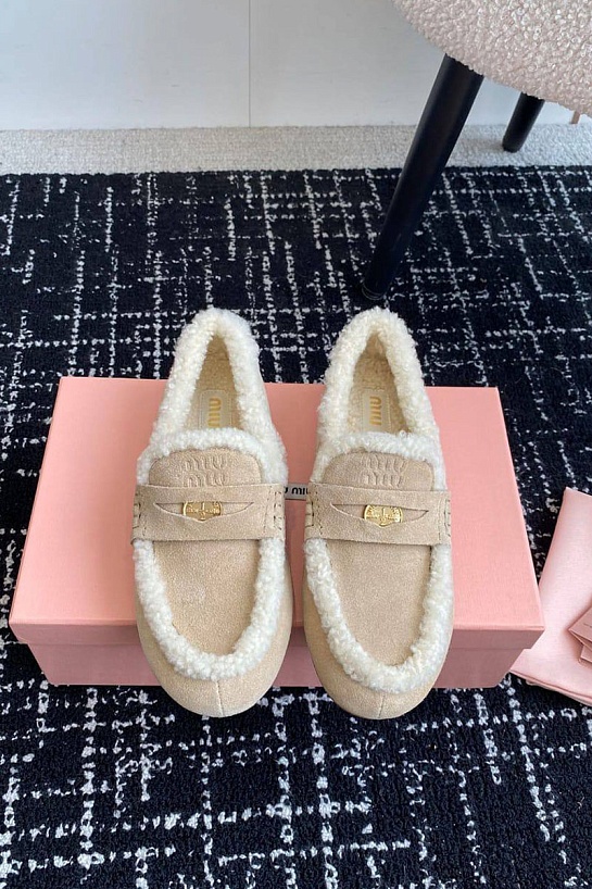 Женские бежевые лоферы с мехом MIU MIU