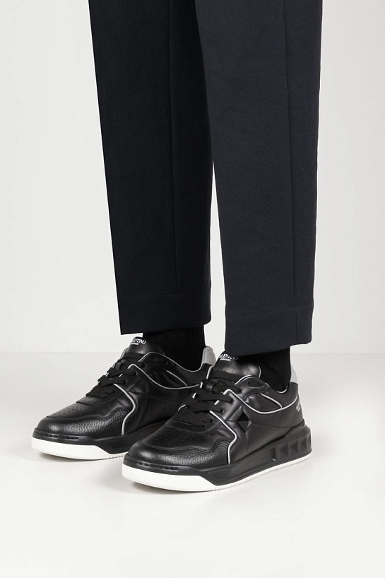 Мужские кожаные кроссовки Valentino чёрного цвета