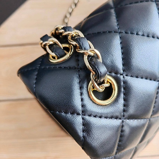 Кожаная чёрная сумка Chanel 25x15 см