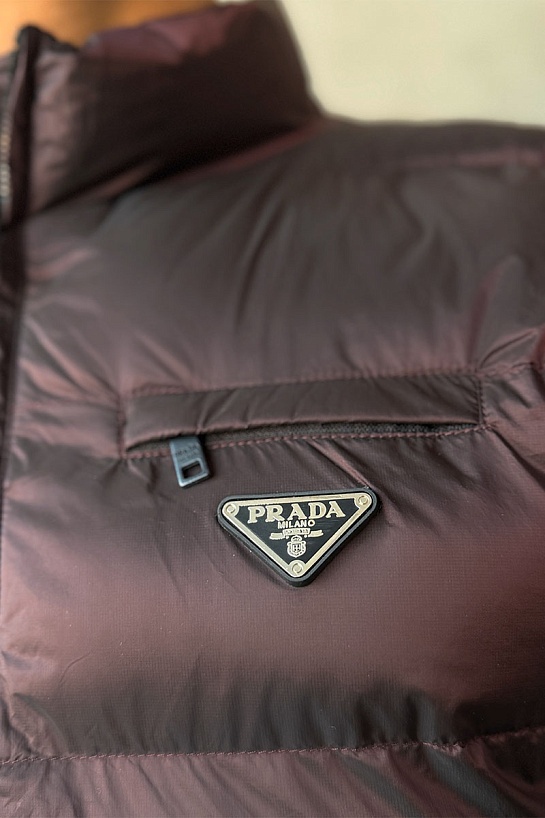 Жилет бордового цвета Prada logo-plaque
