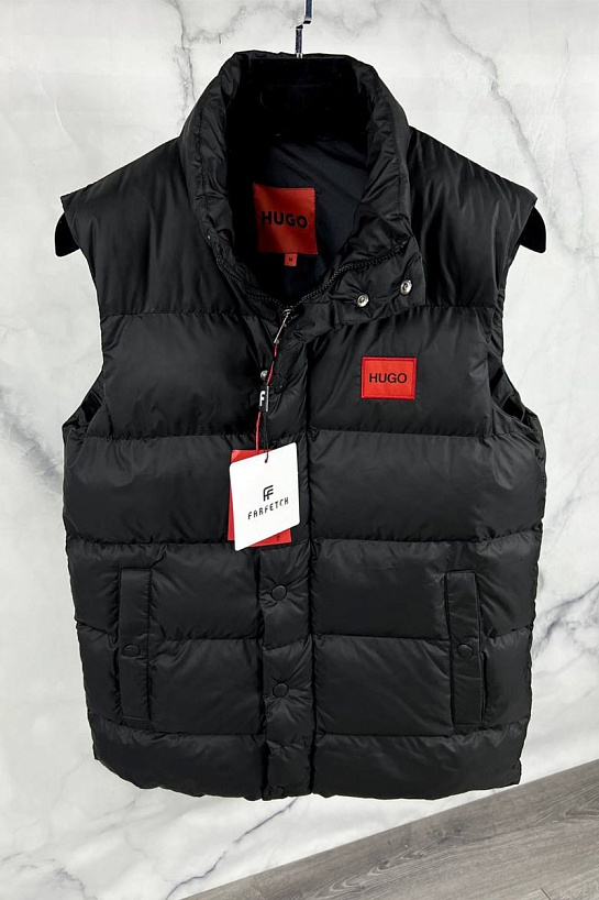 Чёрный жилет Hugo Boss с глянцевым эффектом