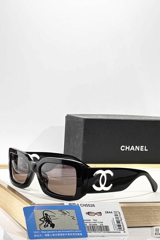 Солнцезащитные очки Chanel