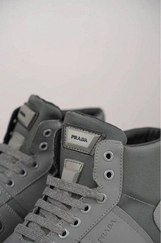 Комбинированные кроссовки с мехом Prada