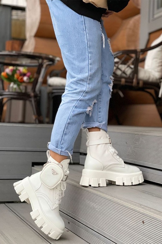 Кожаные женские ботинки Prada белого цвета