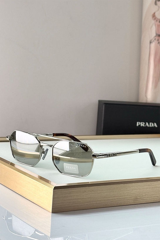 Солнцезащитные очки Prada 