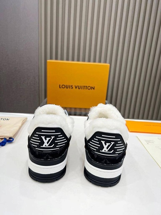 Кожаные кроссовки с мехом Louis Vuitton Trainer Premium - White / Black