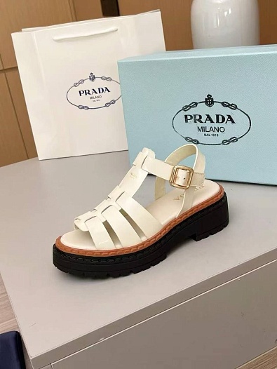 Женские кожаные сандалии Prada белого цвета   