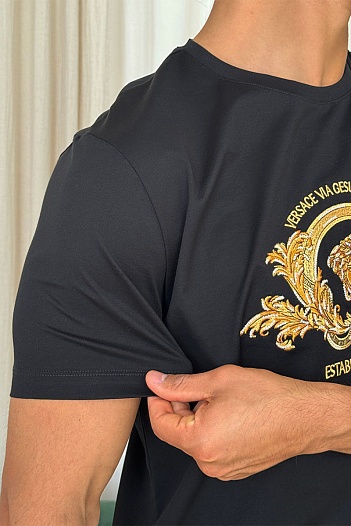 Чёрная футболка Versace Coupe Blason embroidered   