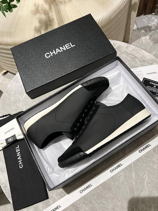Женские кожаные кроссовки Chanel чёрного цвета
