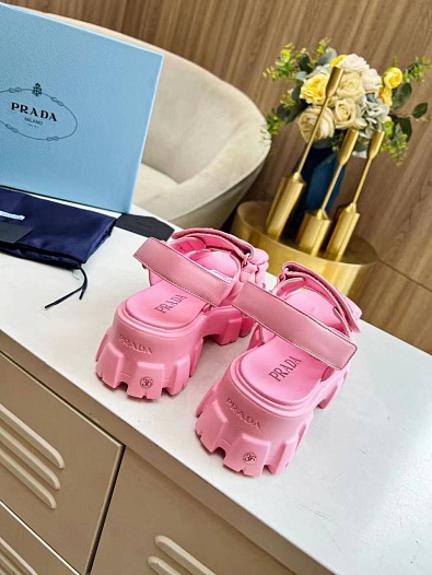 Женские кожаные сандалии Prada Monolith   