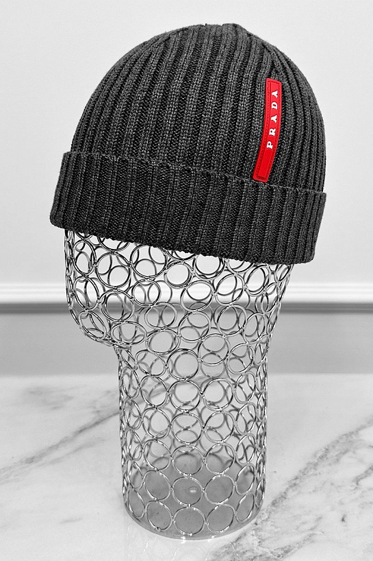 Мужская шапка Prada серого цвета