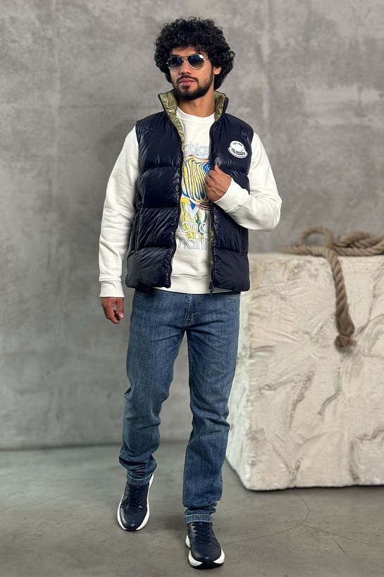 Утеплённый жилет Moncler синего цвета