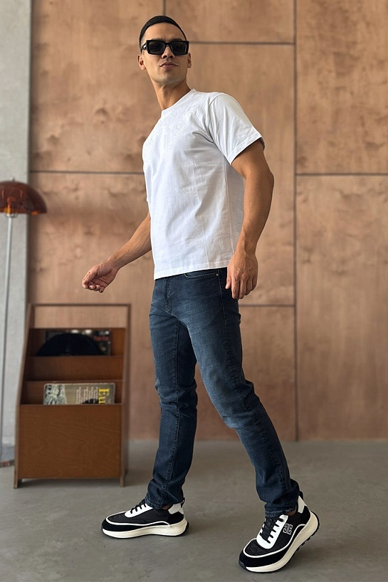 Белая оверсайз футболка Gothic logo