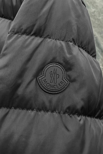 Пуховик чёрного цвета Moncler Jeluz   