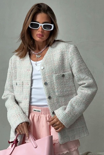 Женский твидовый пиджак Chanel бежевого цвета   