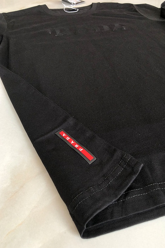 Чёрная мужская футболка Prada embossed logo