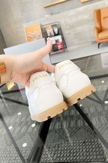Кожаные кроссовки Prada logo-plaque - White   