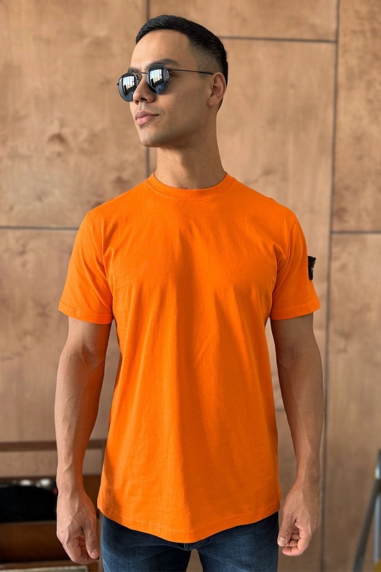 Оранжевая мужская футболка с патчем на плече Stone Island