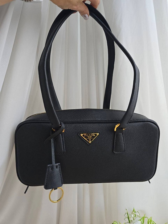 Кожаная чёрная сумка Prada 31x16 см